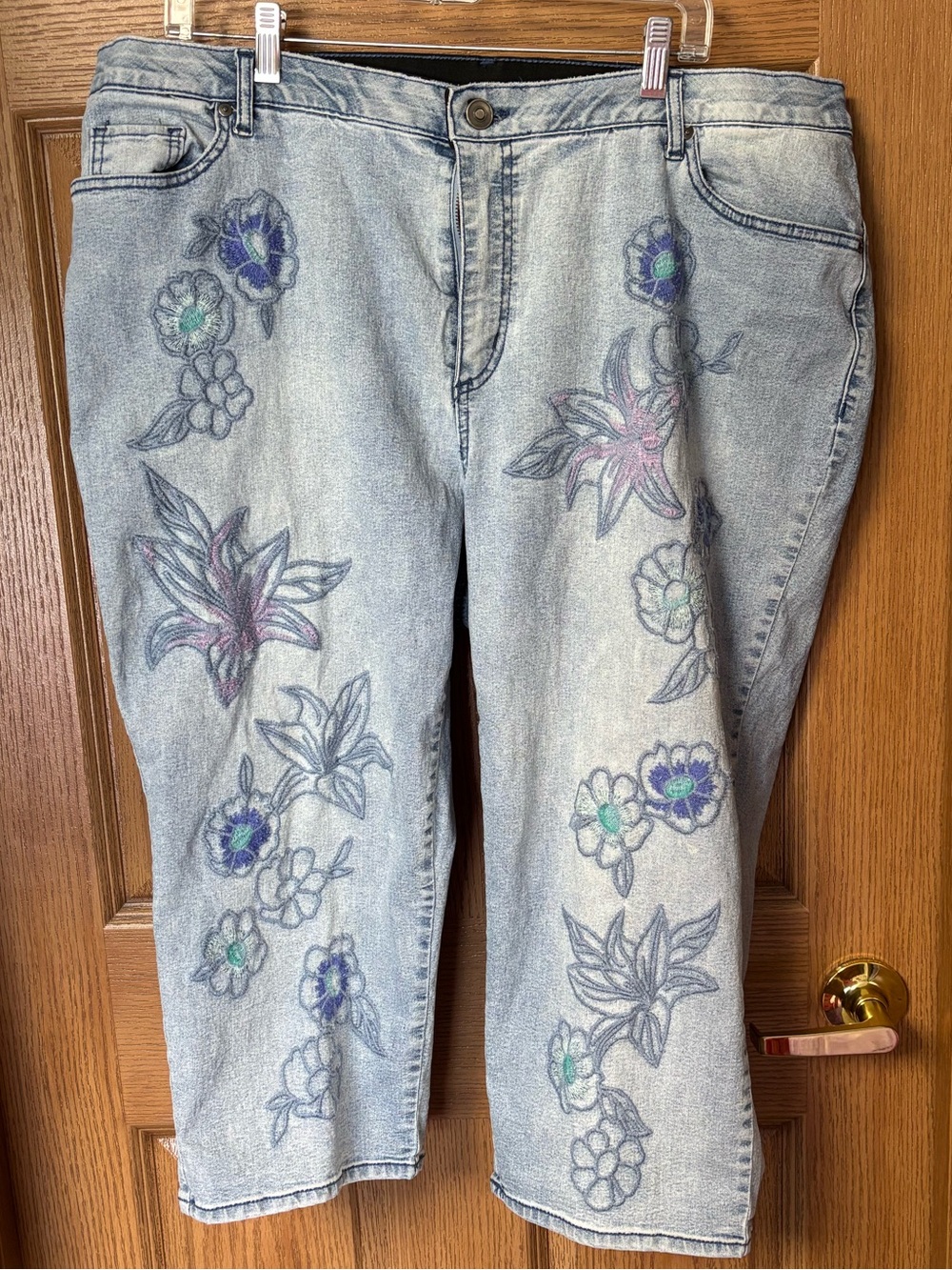 EMBROIDERED DENIM CAPRIS
